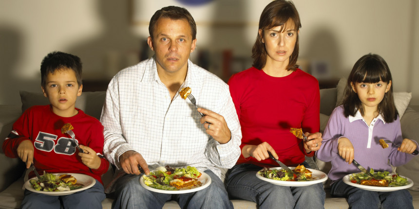 Zašto ne bi trebalo da gledate TV dok jedete