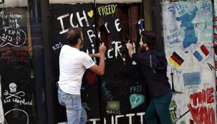 Француз "срушио" чоколадну реплику Берлинског зида 