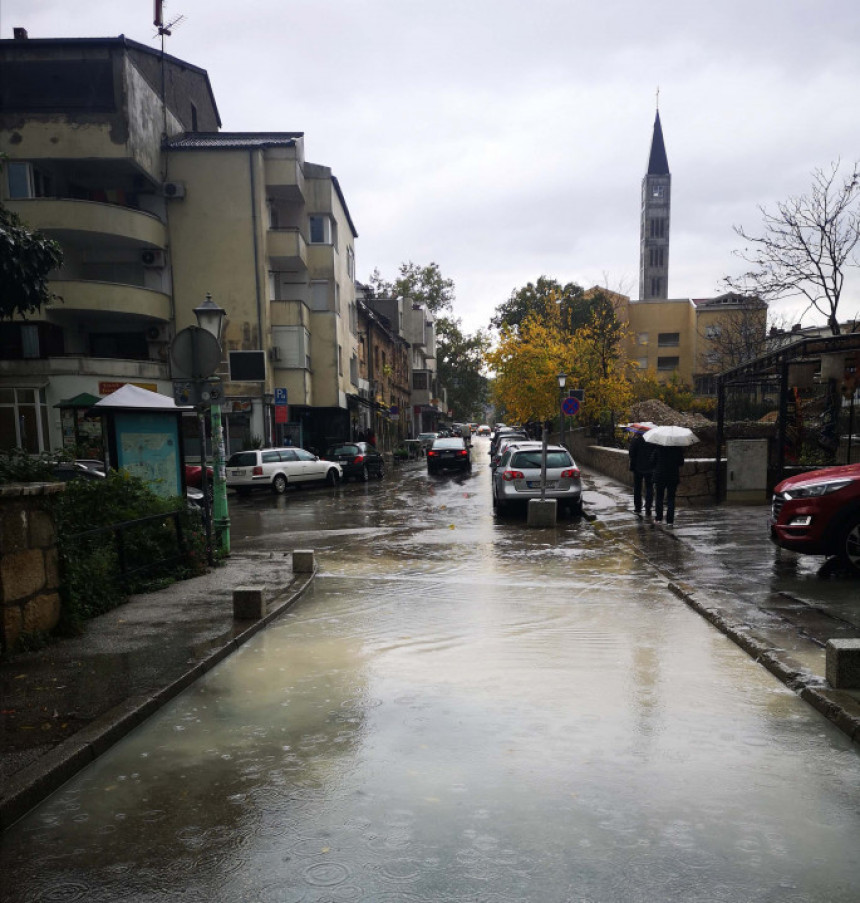 Обилна киша потопила улице у Мостару