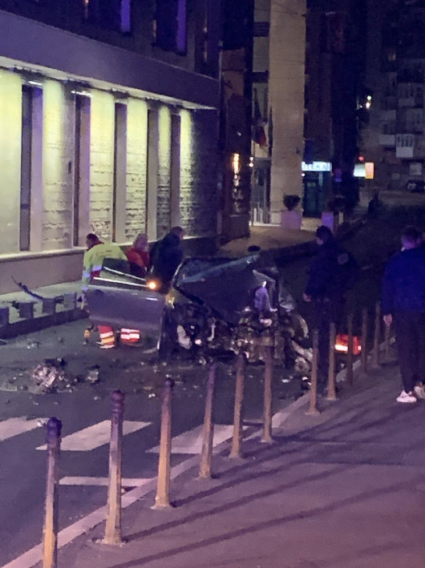 Тежак удес у Сарајеву, аутом ударио у зид