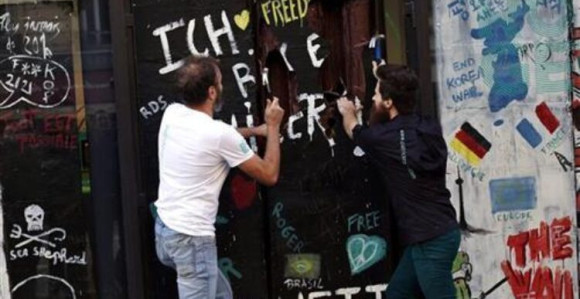 Француз "срушио" чоколадну реплику Берлинског зида 