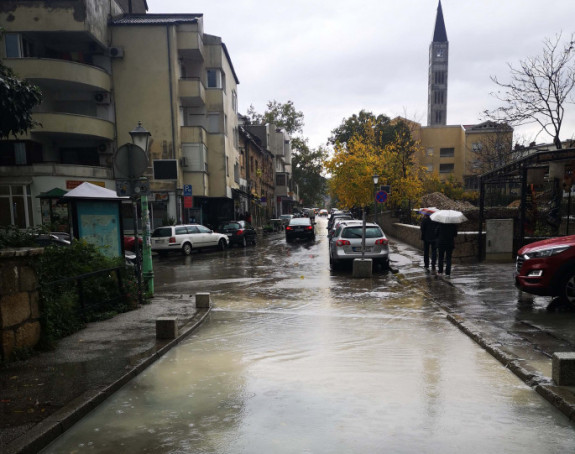 Obilna kiša potopila ulice u Mostaru
