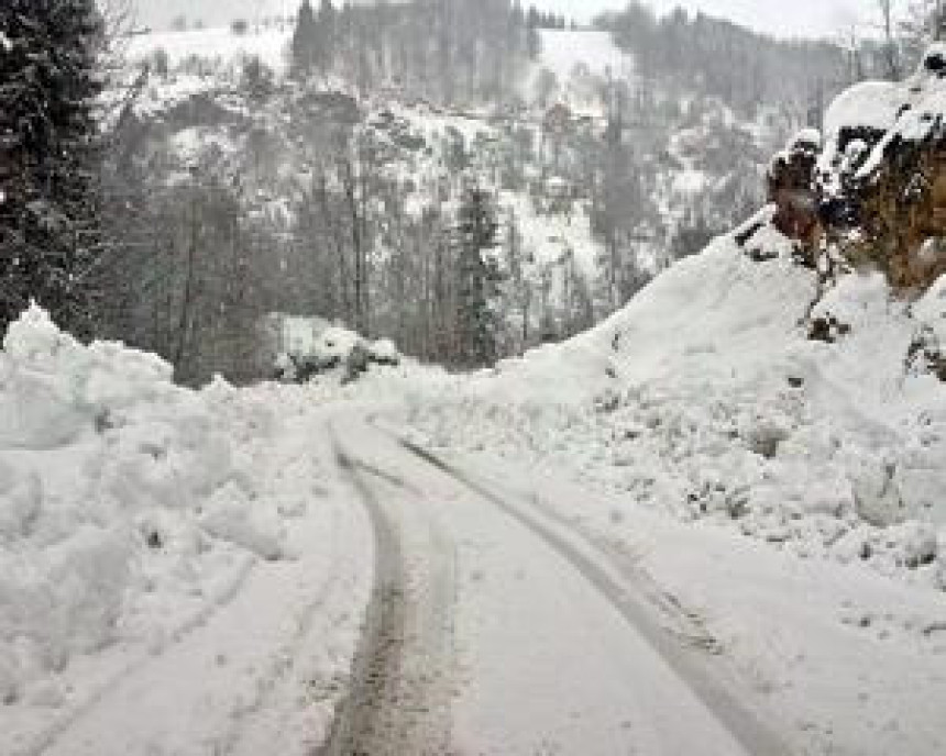 Oblačno i hladno sa snijegom