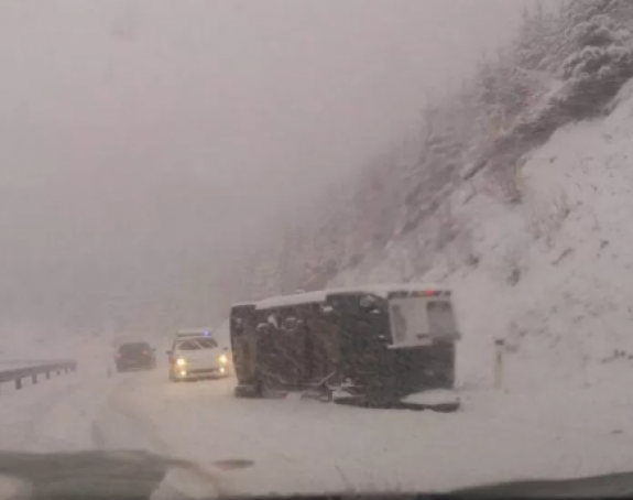 Na Rostovu se prevrnuo kombi