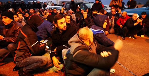 Drama u Mostaru: Mještani lancima vezani za kapiju