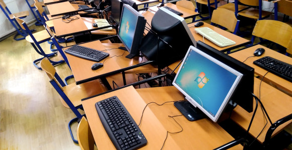 Sberbank donirala pet računara Medicinskoj školi 