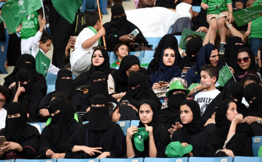 Саудијци дозволили женама улаз на стадионе!