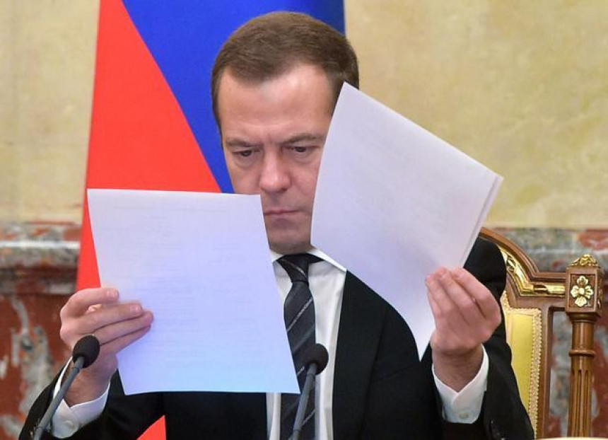 Медведев упозорава: Можда нећемо имати...