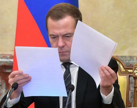 Медведев упозорава: Можда нећемо имати...