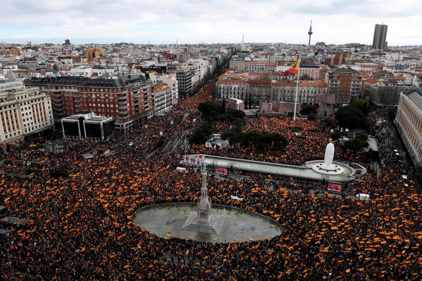 Хиљаде Шпанаца против Владе