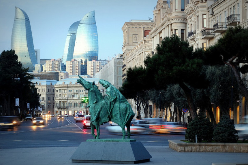 Иванић у Бакуу због глобалних проблема
