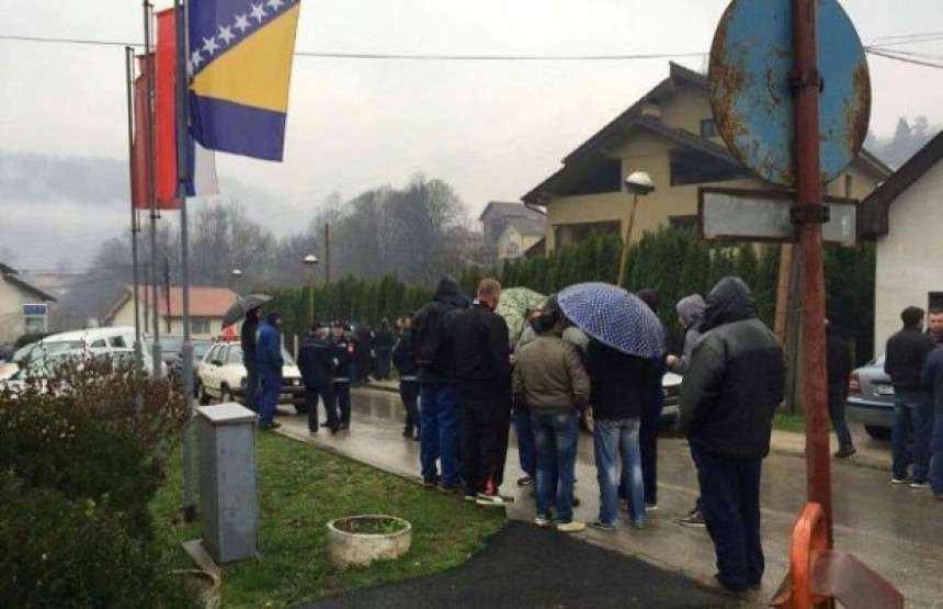 Radnici u Milićima blokirali opštinu!