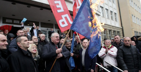 Šešelj ponovo palio zastave EU i NATO-a