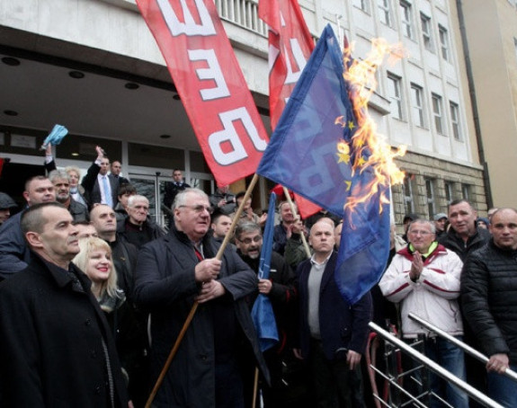 Šešelj ponovo palio zastave EU i NATO-a