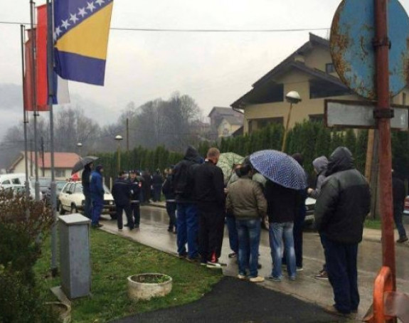 Radnici u Milićima blokirali opštinu!
