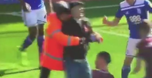 Улетио на терен и ударио фудбалера