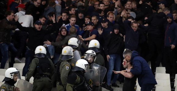 Skandal! Huligan na utakmici napao igrača Aston Vile!