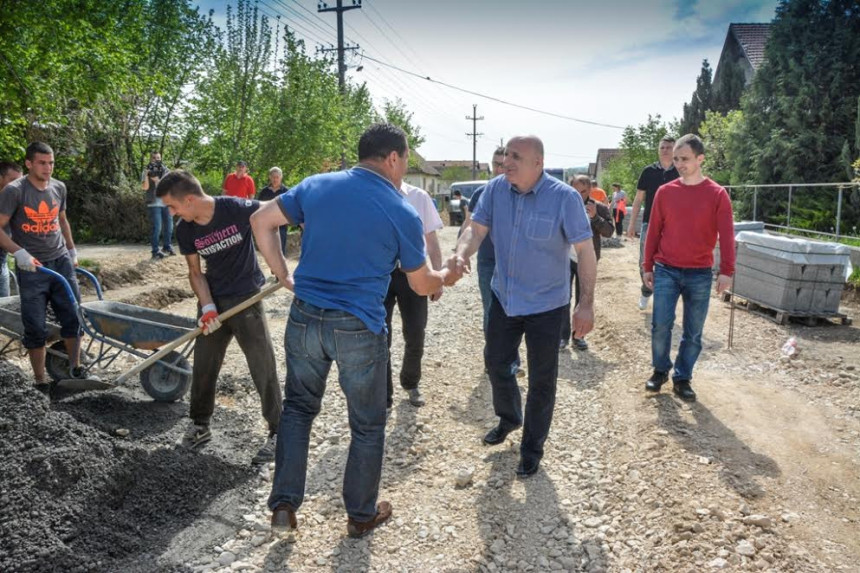 Mašine ne staju u Jadru