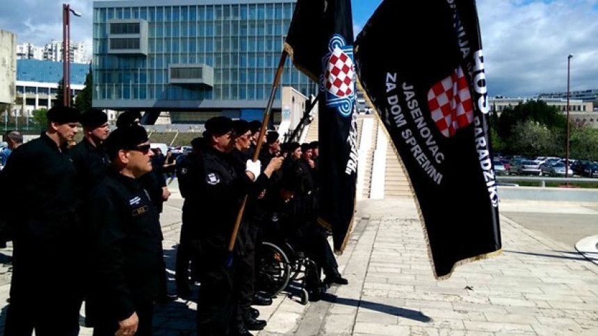 Splitom se ori ustaški pozdrav