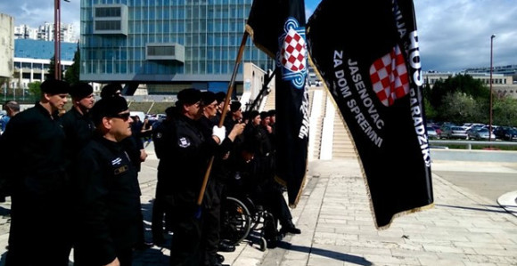 Splitom se ori ustaški pozdrav