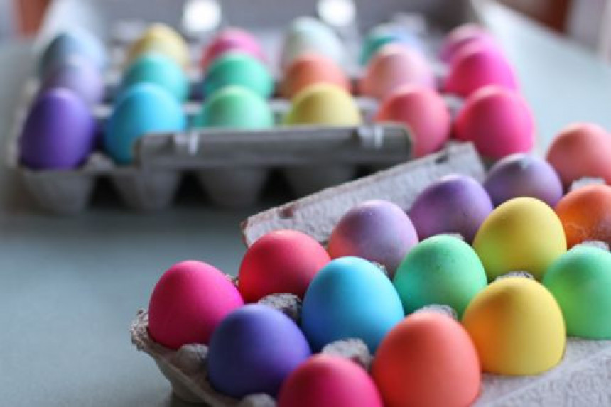Опрезно са бојама за јаја