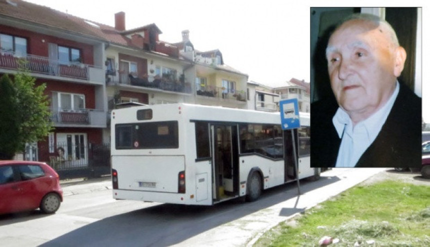 Zbog greške vozača ispao iz autobusa i sad mu se bore za život!