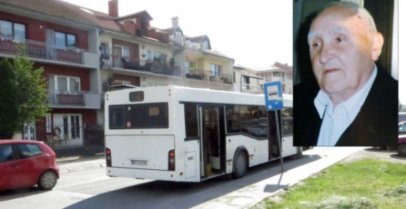 Zbog greške vozača ispao iz autobusa i sad mu se bore za život!