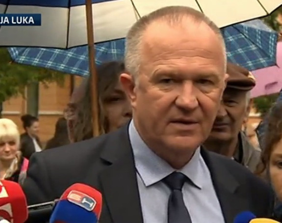 У Додиковим рукама је и нож и погача
