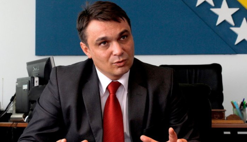 Bivša trojka SDA protiv akciza