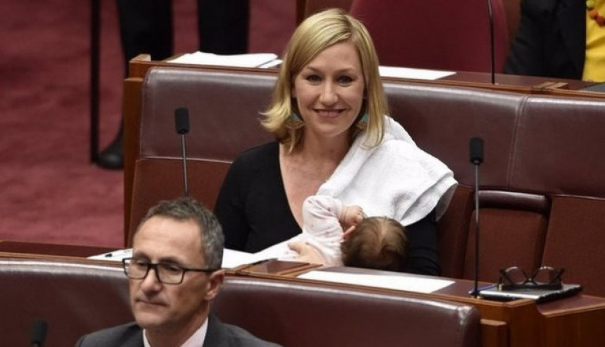 Dojila bebu na sjednici Senata