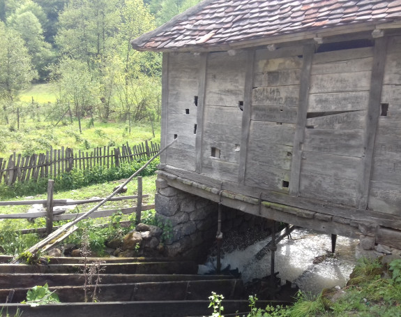 Drevna vodenica melje sa dva kola