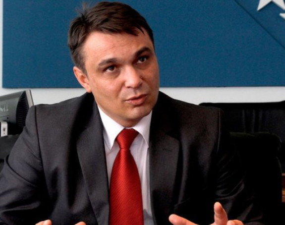 Bivša trojka SDA protiv akciza