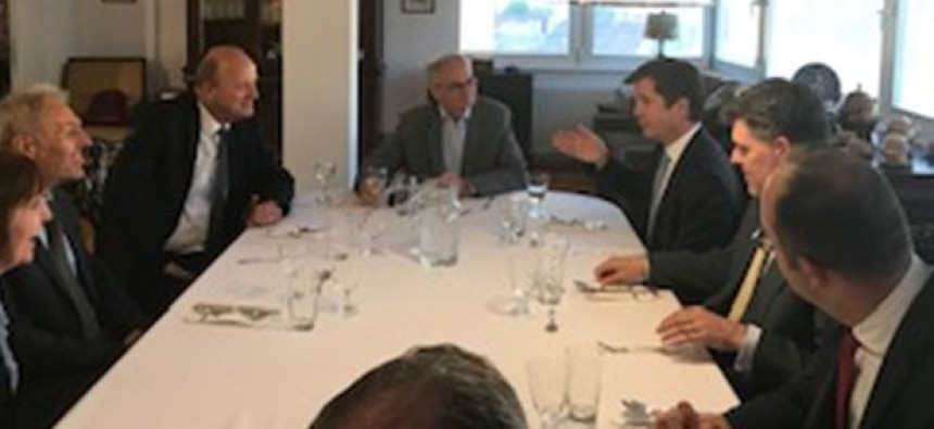 Kritičari sudija kod ambasadora 