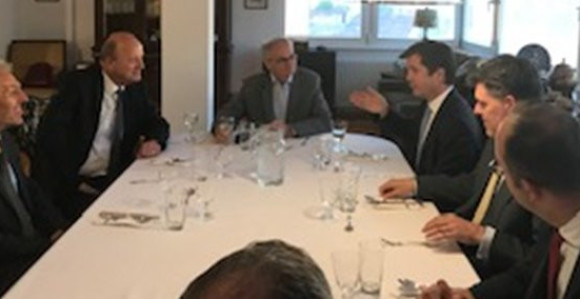Kritičari sudija kod ambasadora 