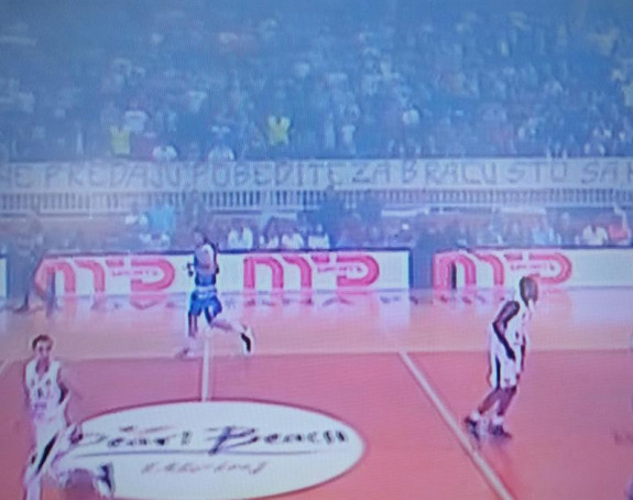 Skandal u Pazaru: Kome je posvećen transparent?!