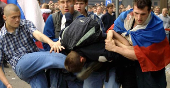 Video: Rusi tukli Engleze, pa onda i policija!!!