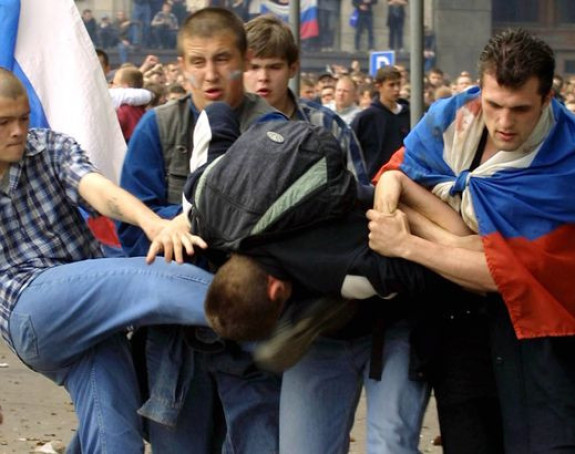 Video: Rusi tukli Engleze, pa onda i policija!!!