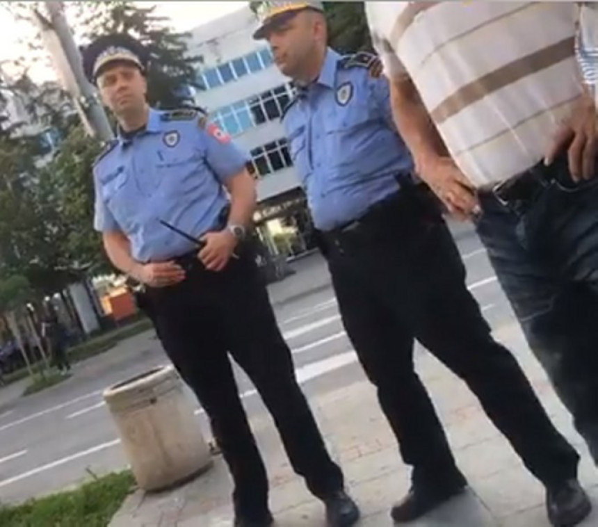 Građane dočekala policija na ulazu