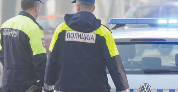 Na policajce sjekire i šipke