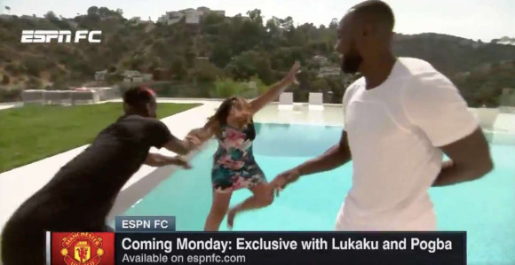 Видео - Немилосрдни Погба: Бацио новинарку у базен!