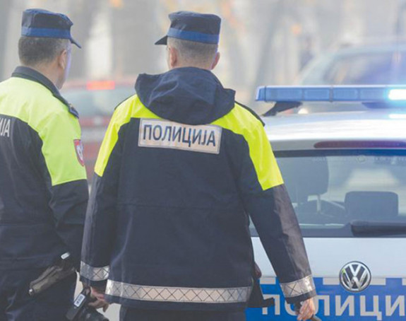 Na policajce sjekire i šipke