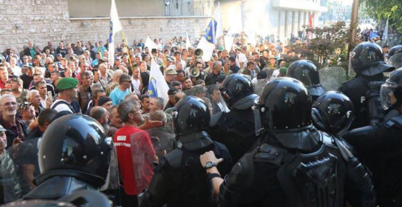 Borci pred parlamentom FBiH