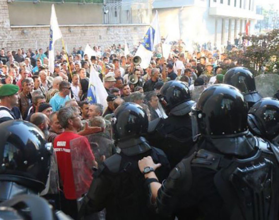 Borci pred parlamentom FBiH