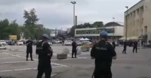 Policija opkolila migrante u SA