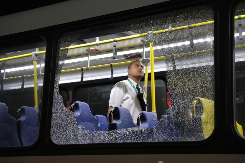 Бразил: Пуцано на аутобус са новинарима