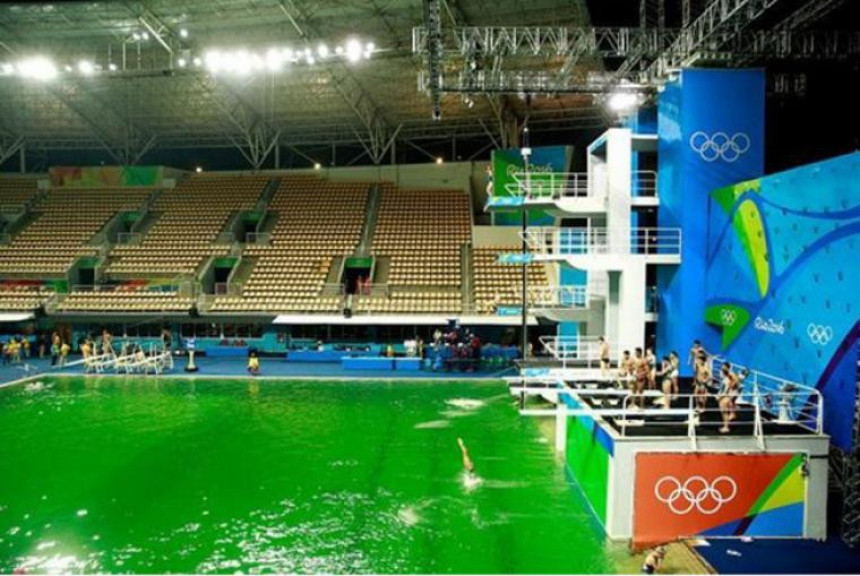 Рио: Позеленила вода у олимијском базену