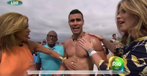 Video - OI: POLUDELE ZA NJIM - mazale ga uljem uživo!