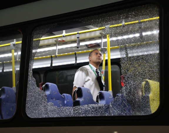Бразил: Пуцано на аутобус са новинарима