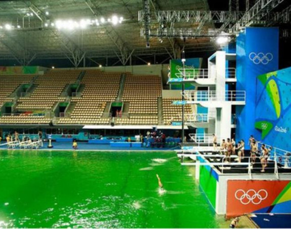 Рио: Позеленила вода у олимијском базену