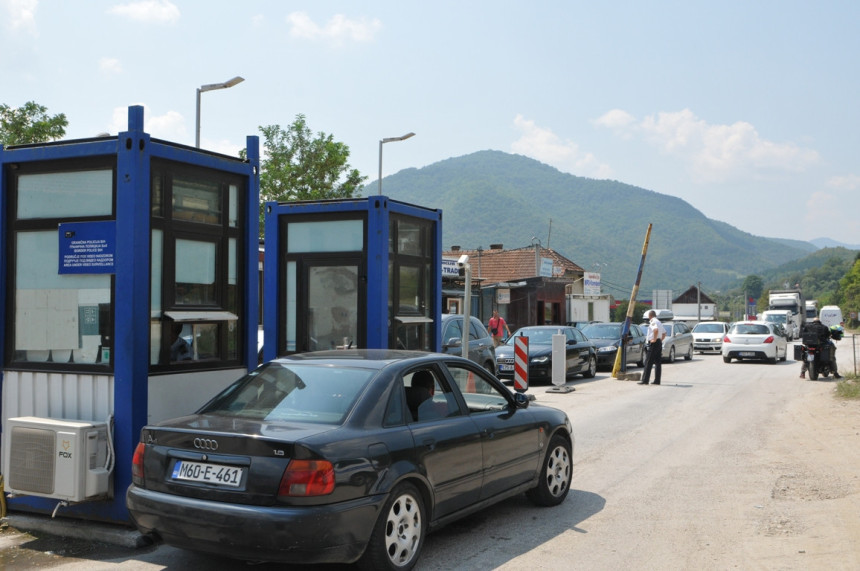 Velika gužva na prelazu Vardište